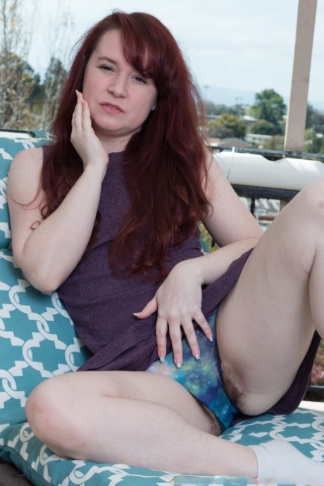 Rödhåriga amatören Annabelle Lee visar sina små bröst och håriga vagina