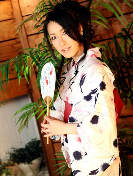 A esposa asiática morena Kyoka Ishiguro despe o seu roupão e enche-se de tesão