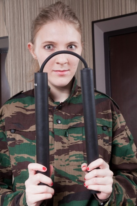 Malá prsatá armádní dívka Lavatta W se svléká a představuje svou chlupatou muffu